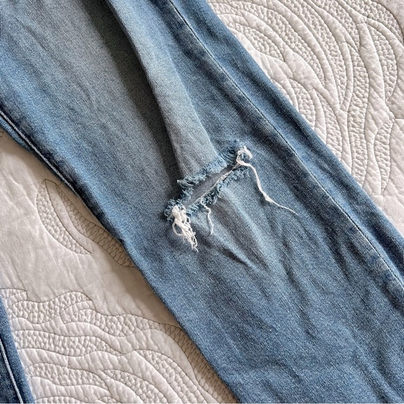 Madewell - The High-Rise Slim Boyjean in Summit Wash: Summerweight Edition - Picture 9 of 13